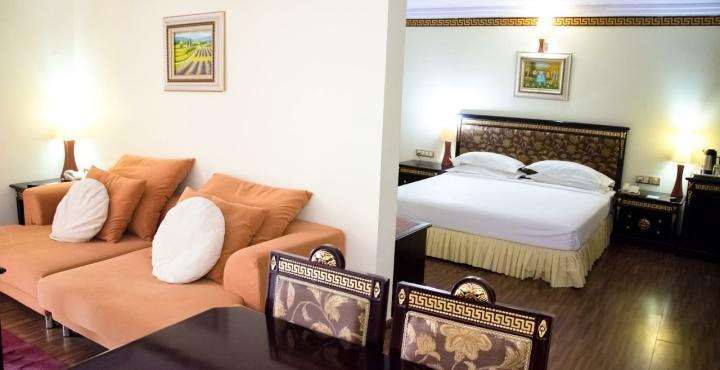 The Shelton Grand Hotel Bangalore Exterior foto